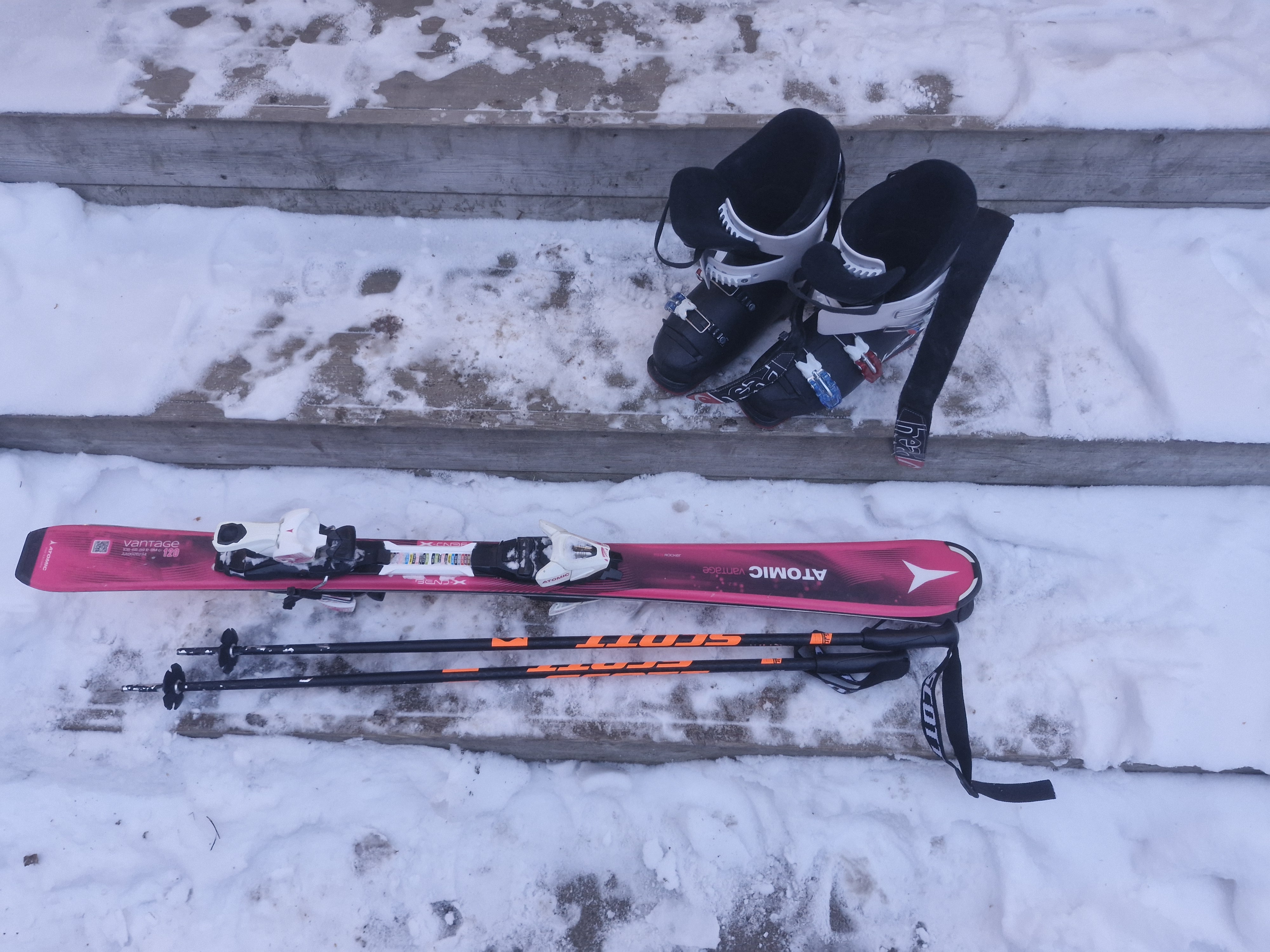 Alpinskidor 120 cm långa med pjäxor storlek 38 och stavar