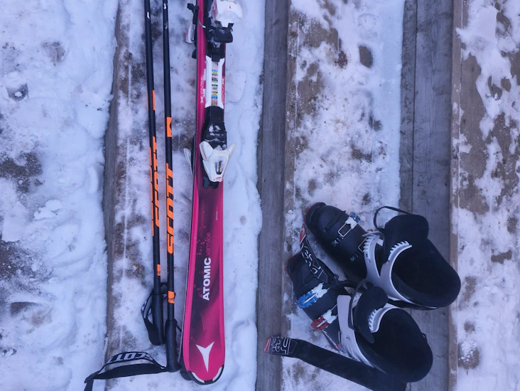 Alpinskidor 120 cm långa med pjäxor storlek 38 och stavar