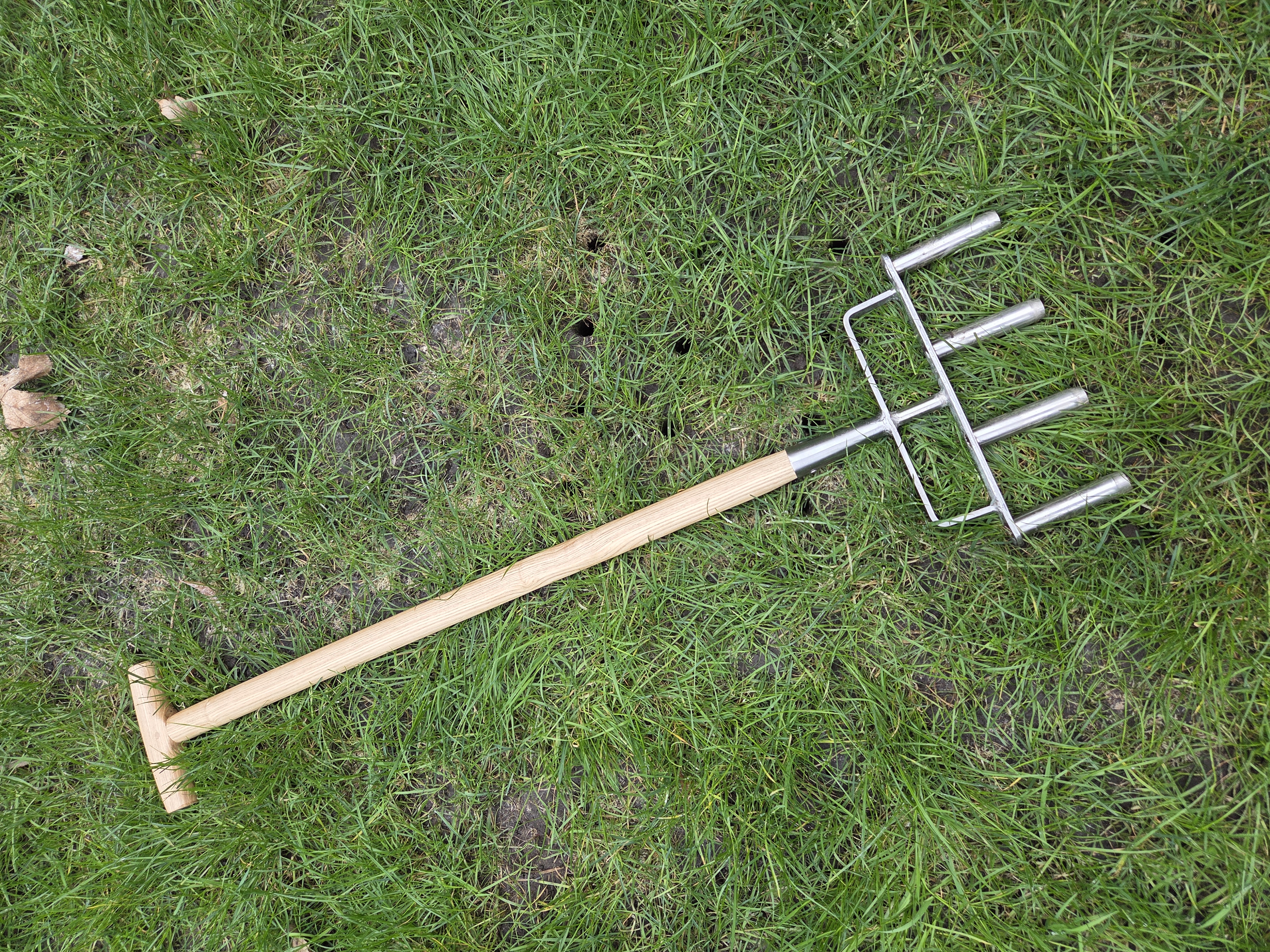 Hollow tine lawn aerator