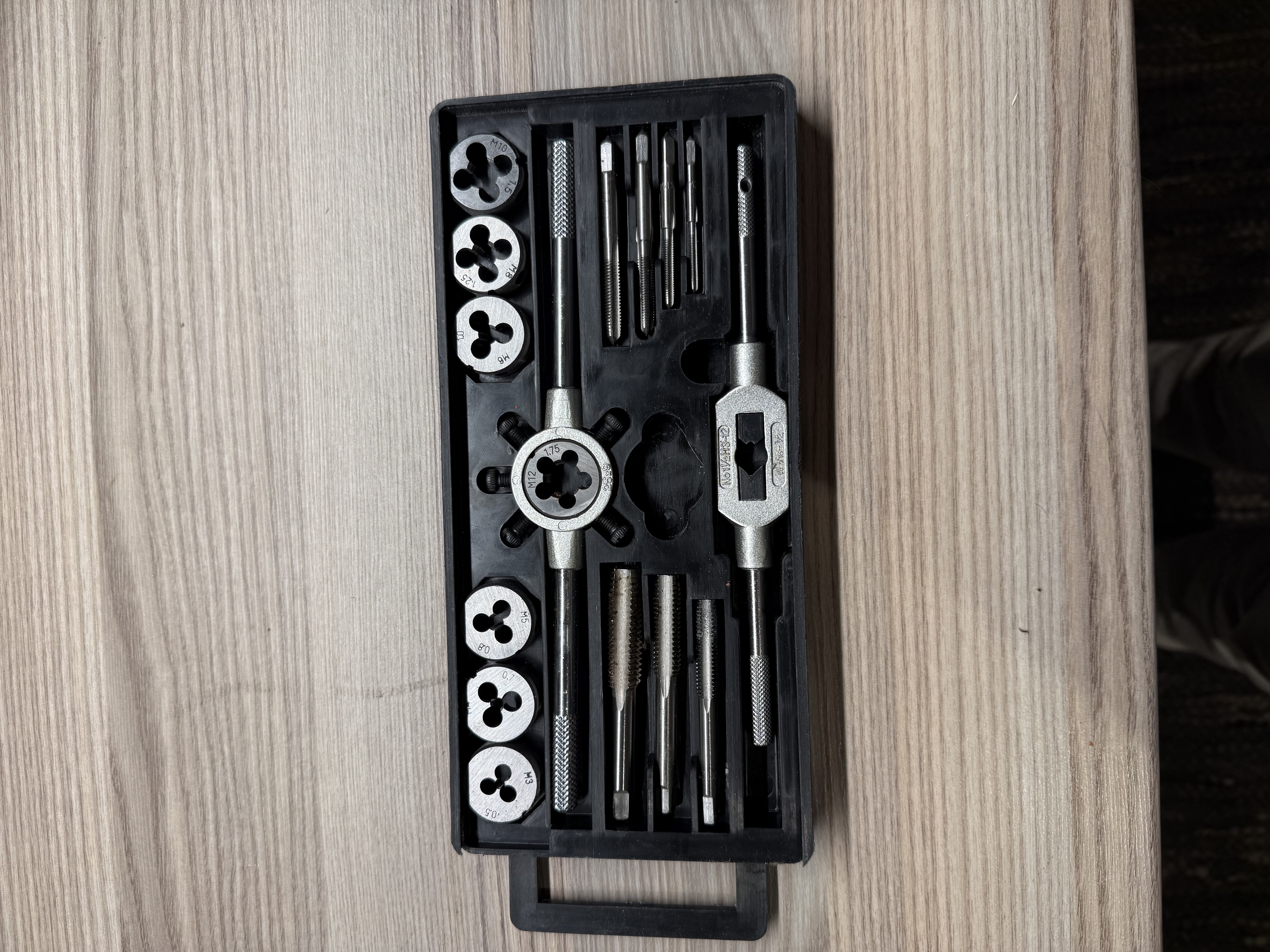 Gjengesett med gjengetapp og gjengesnitt 