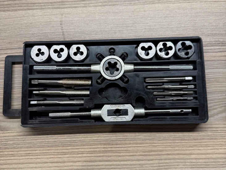 Gjengesett med gjengetapp og gjengesnitt