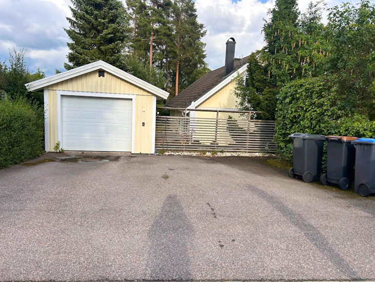 Parkeringsplats vid villa i täby