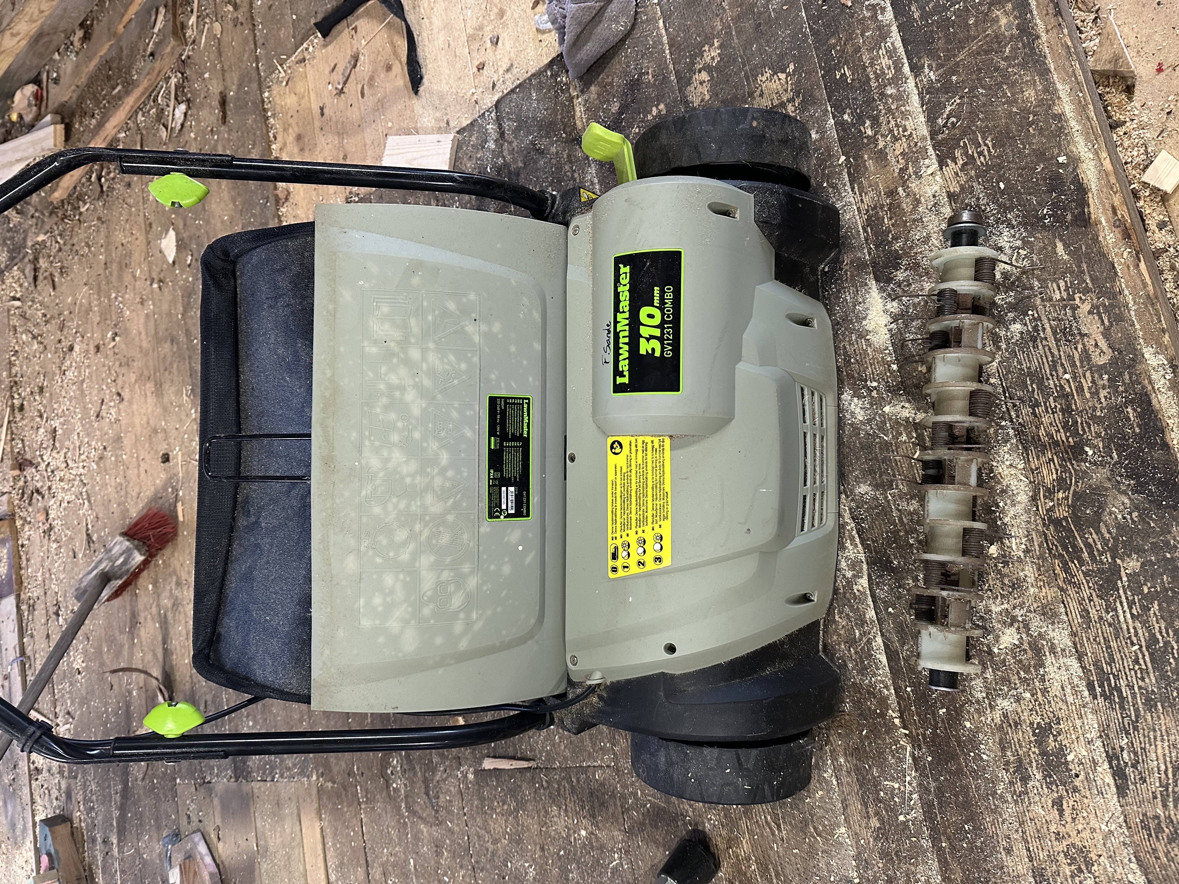 Vertikalskjærer/mosefjerner