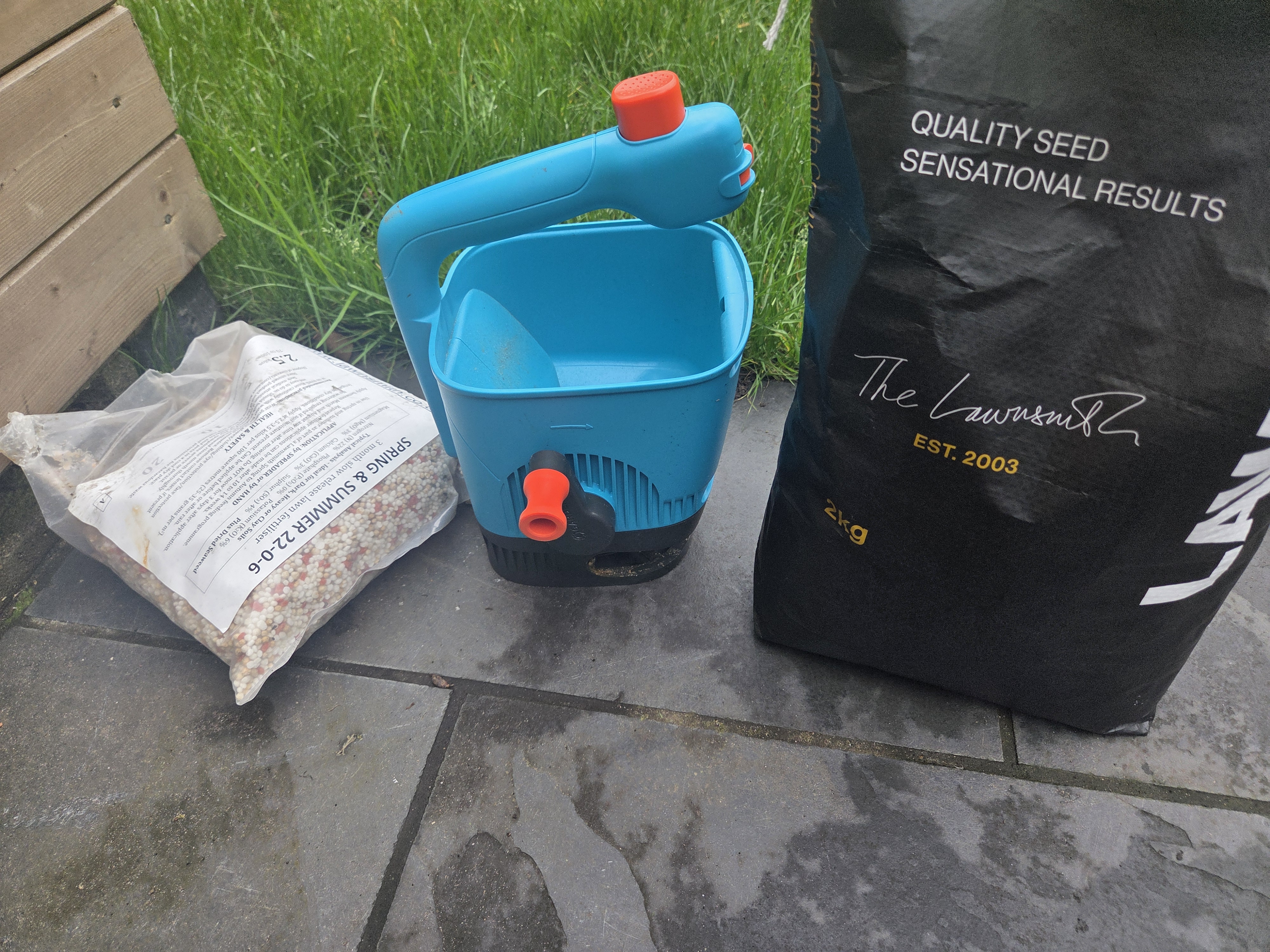 Lawn seed / fertiliser spreader, hand held