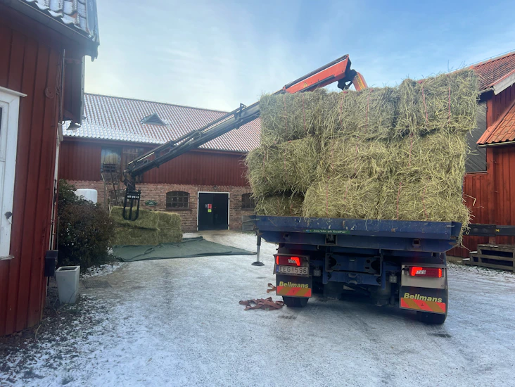 Lastbil med kran och tipp, med förare