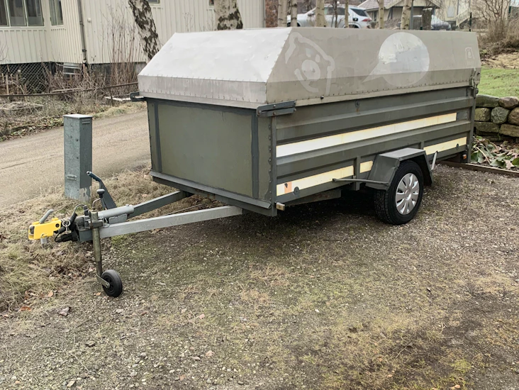 Släpkärra med kåpa