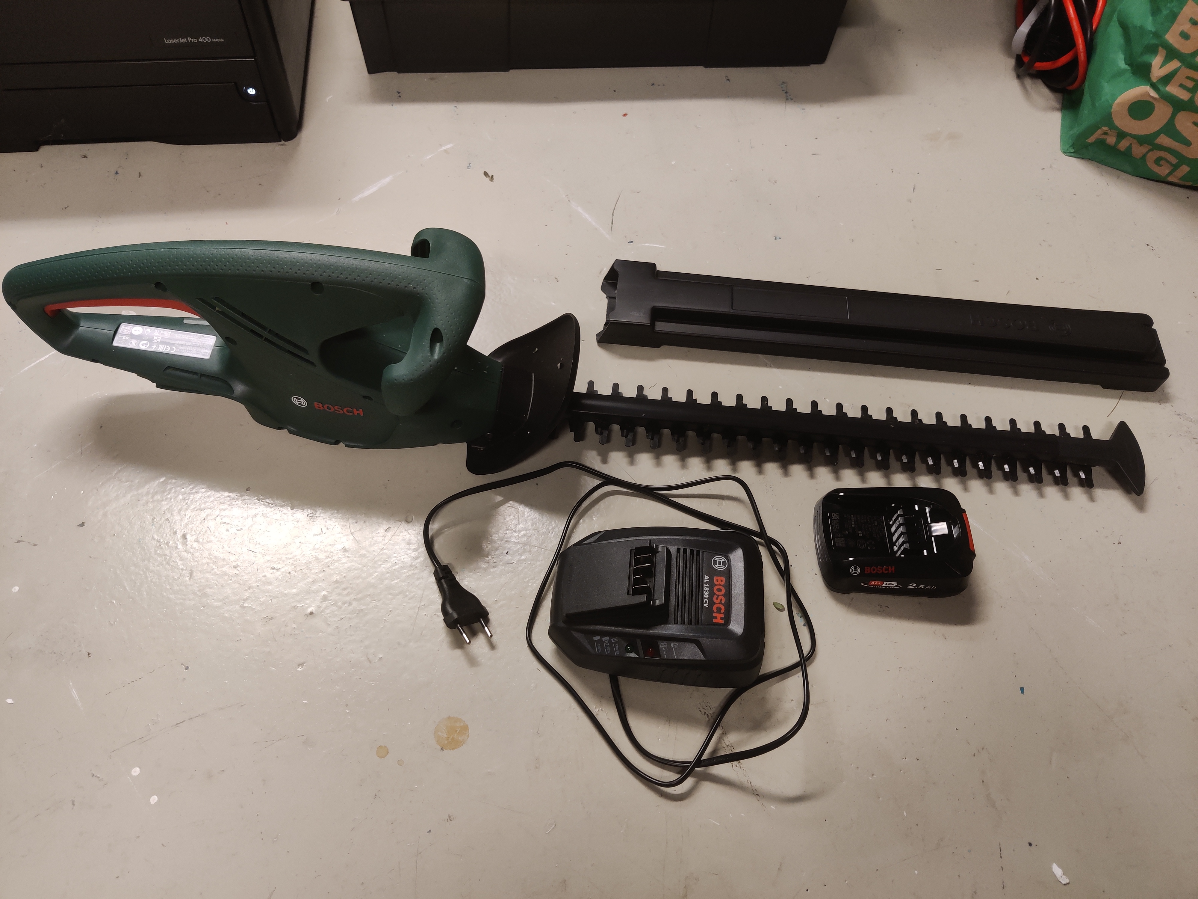 Batteridriven, lätt häcksax