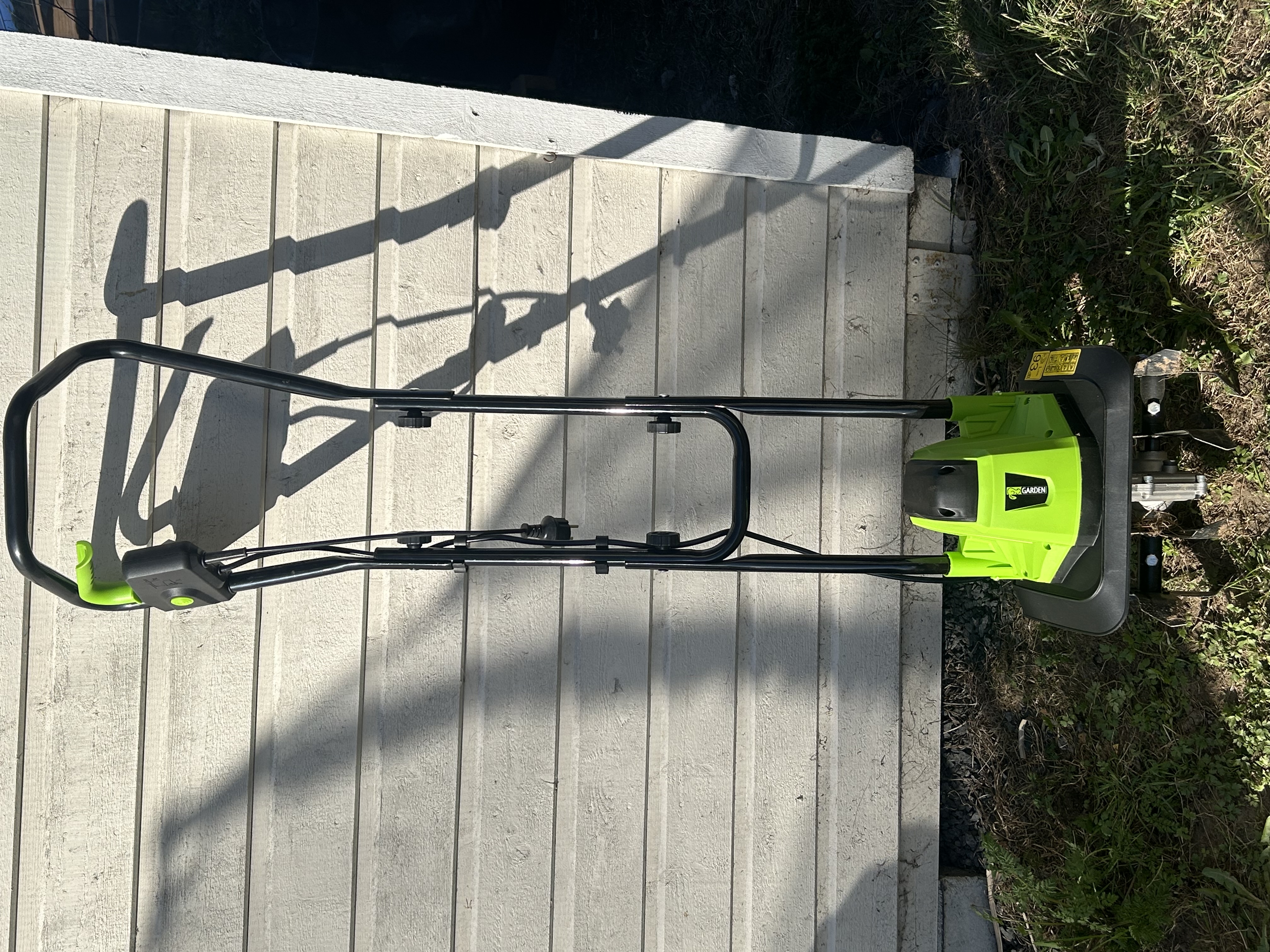 Liten lettbrukt elektrisk jordfres