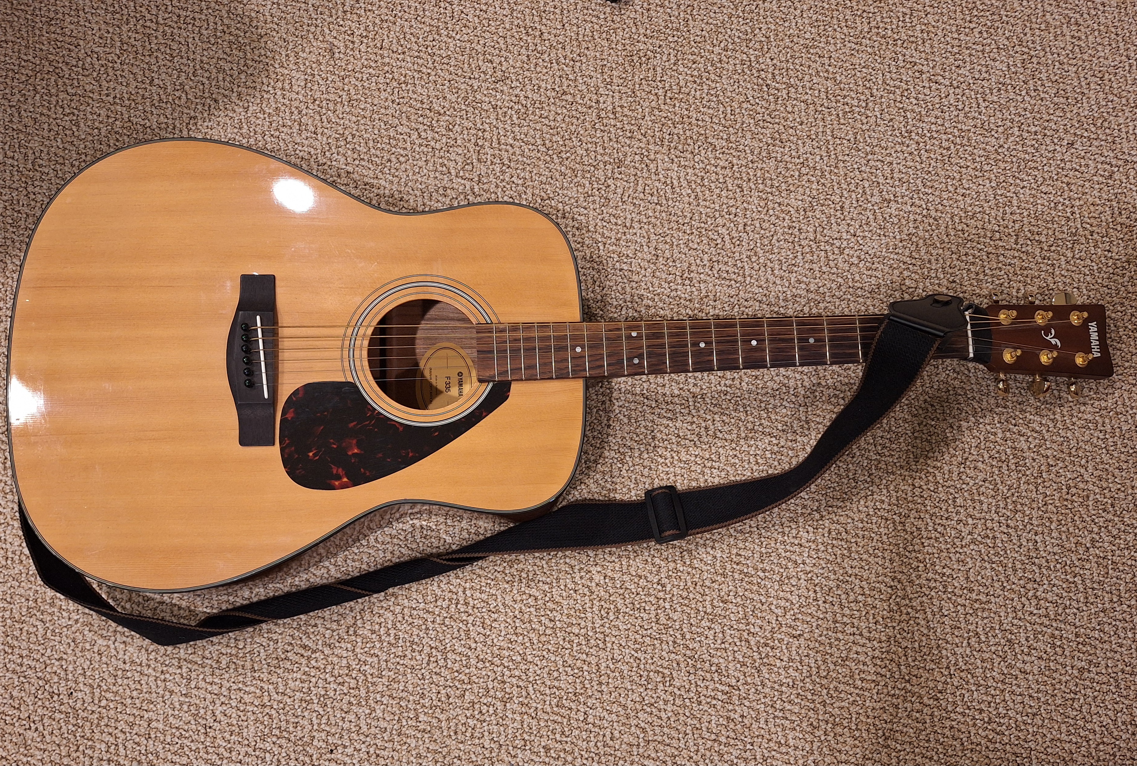 Yamaha f335 acoustic guitar – great condition – includes strap