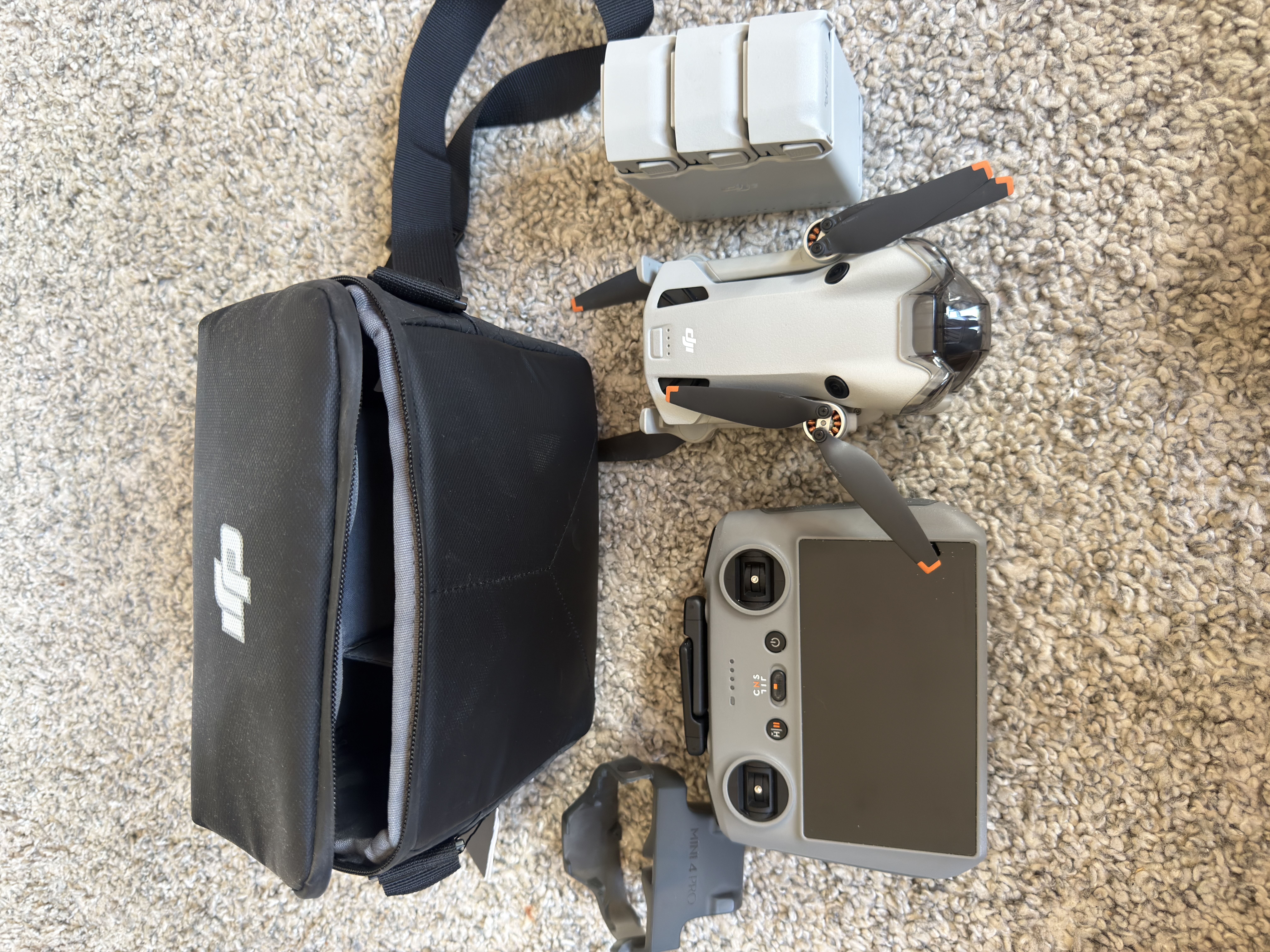 Dji mini 4 pro drone + 3 batteries + bag + 256gb sd card