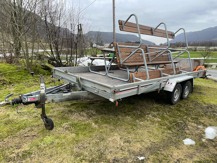 Stor åpen tilhenger. kan vippe opp flaket og kjøre bil oppå.