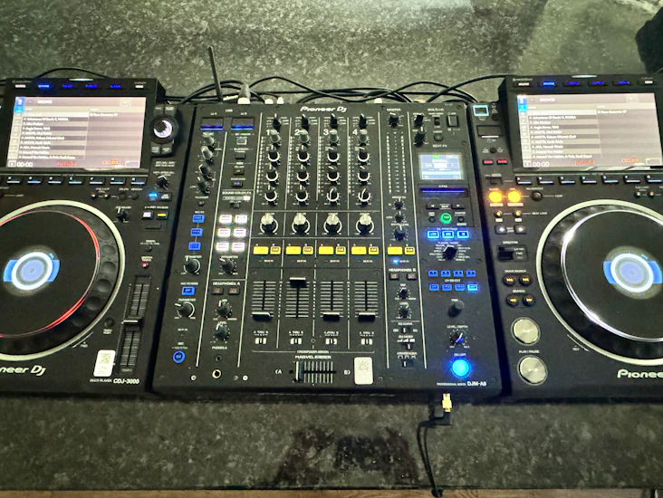 Pro dj setup - 2 x pioneer cdj 3000's + djm-a9 mixer (club ready)