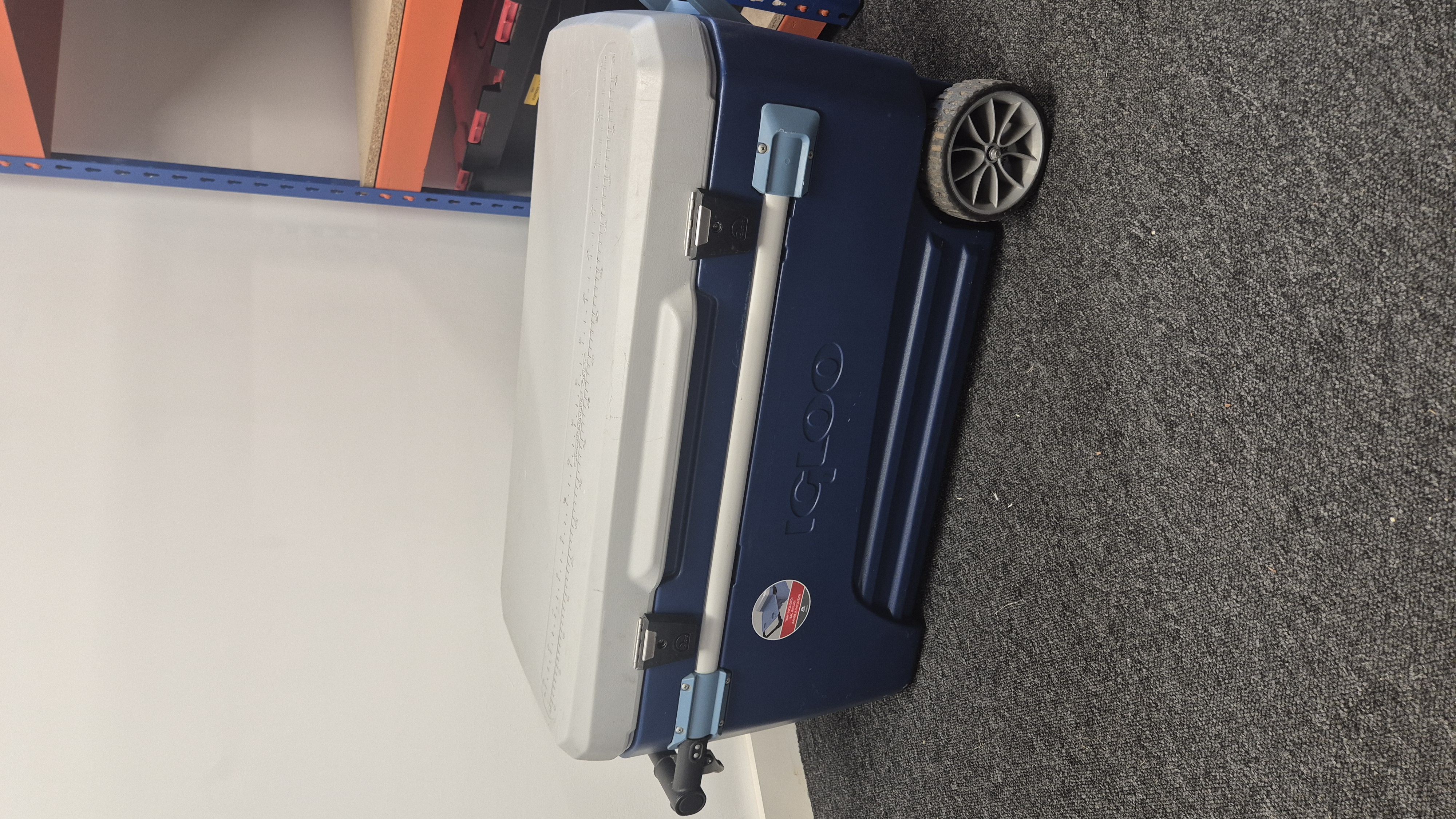 Extra large igloo cool box with wheels