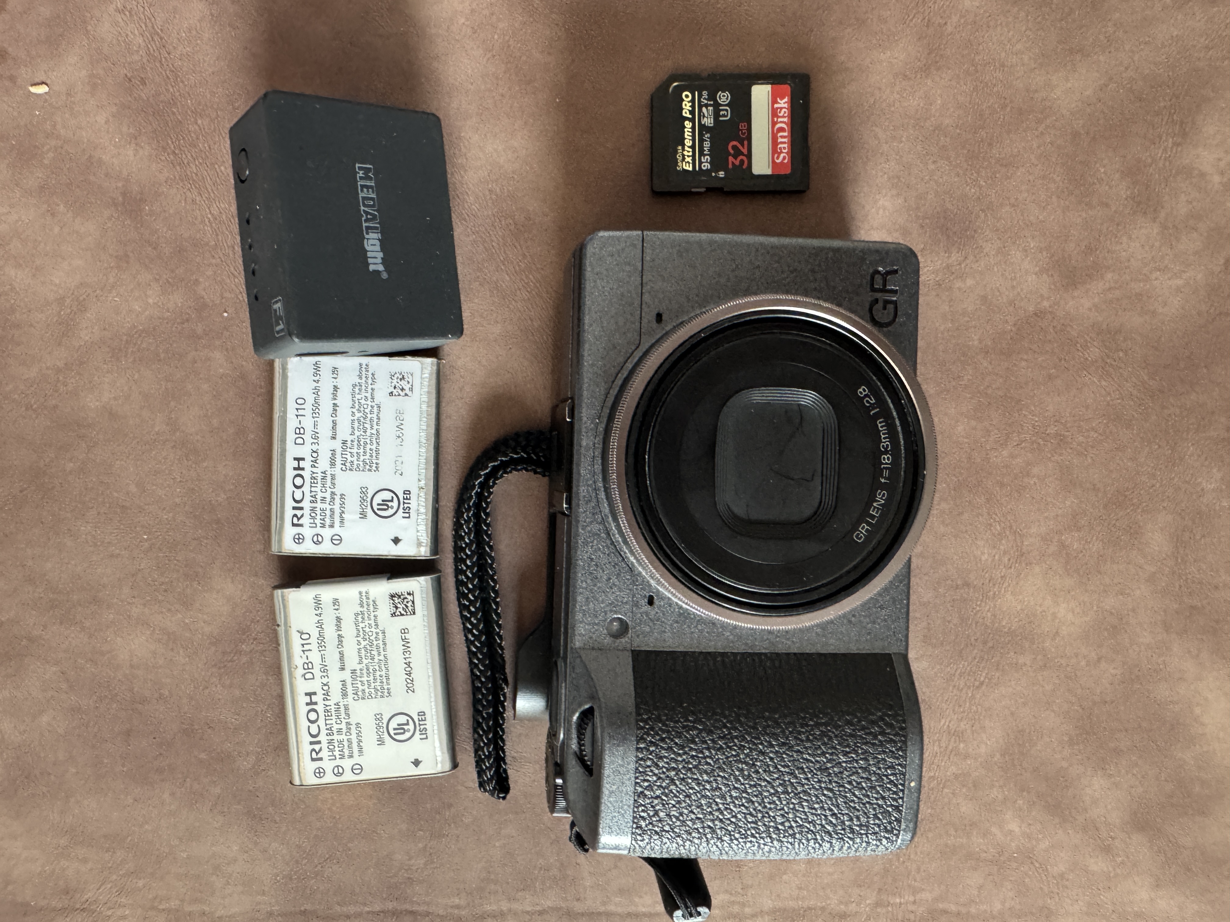 Ricoh griii bundle with flash, extra battery and sd card