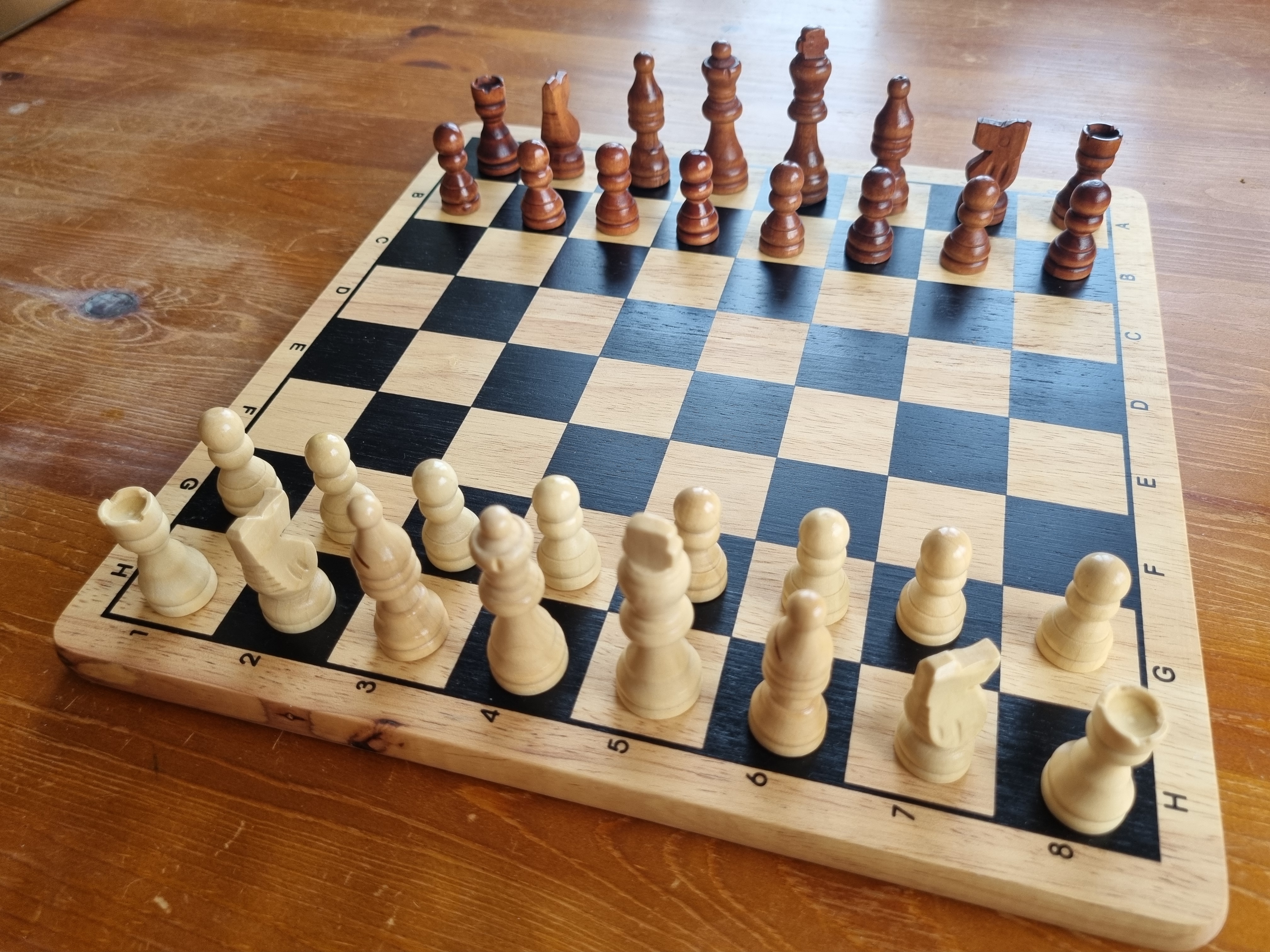 Klassiska schackspelet i trä