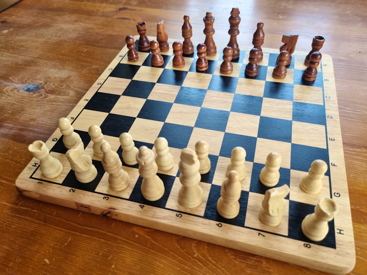 Klassiska schackspelet i trä