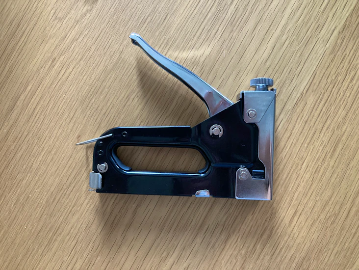 Häftpistol compacta tracker