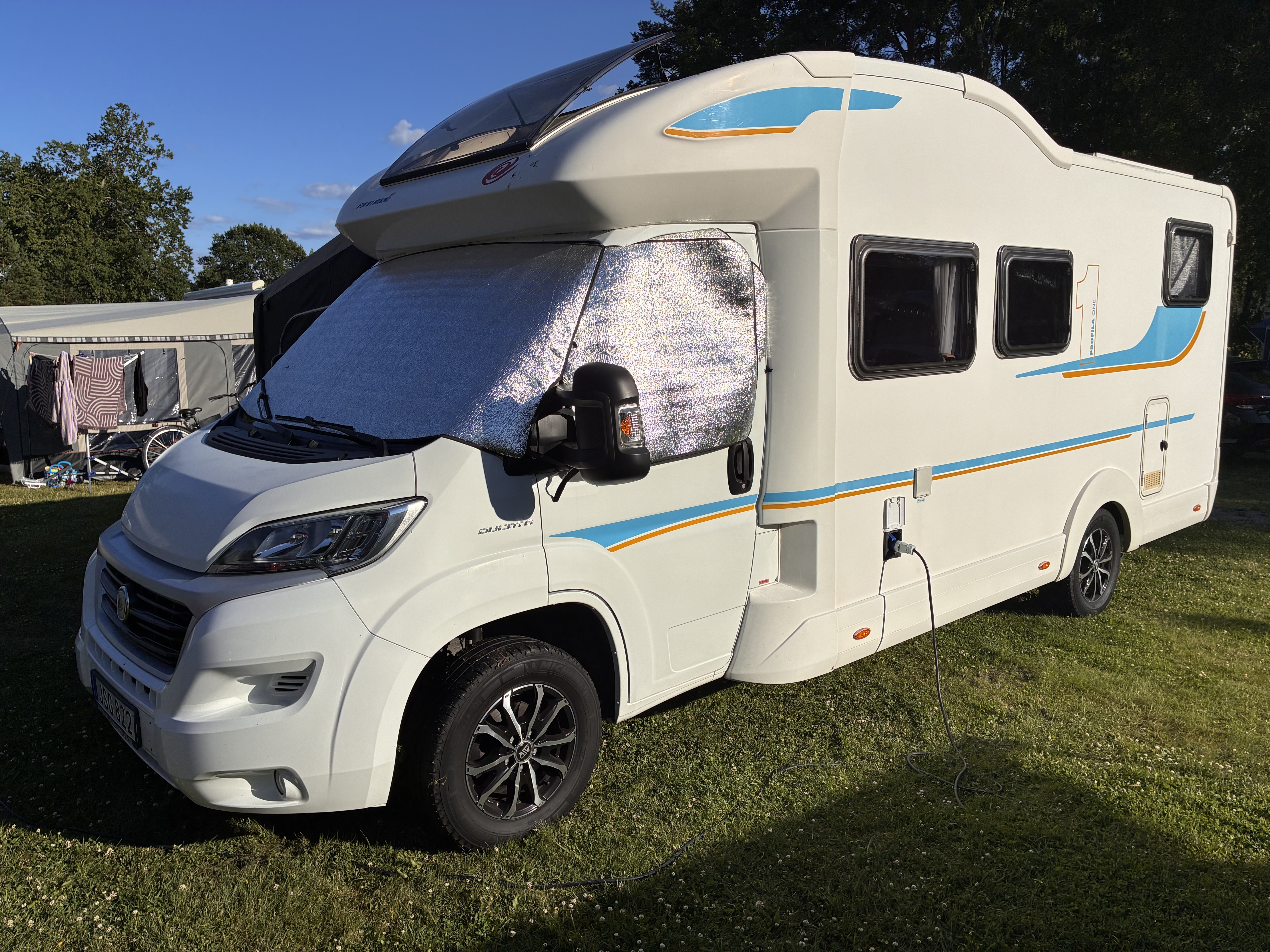Välutrustad familjehusbil • b-körkort • eura mobil 690hb