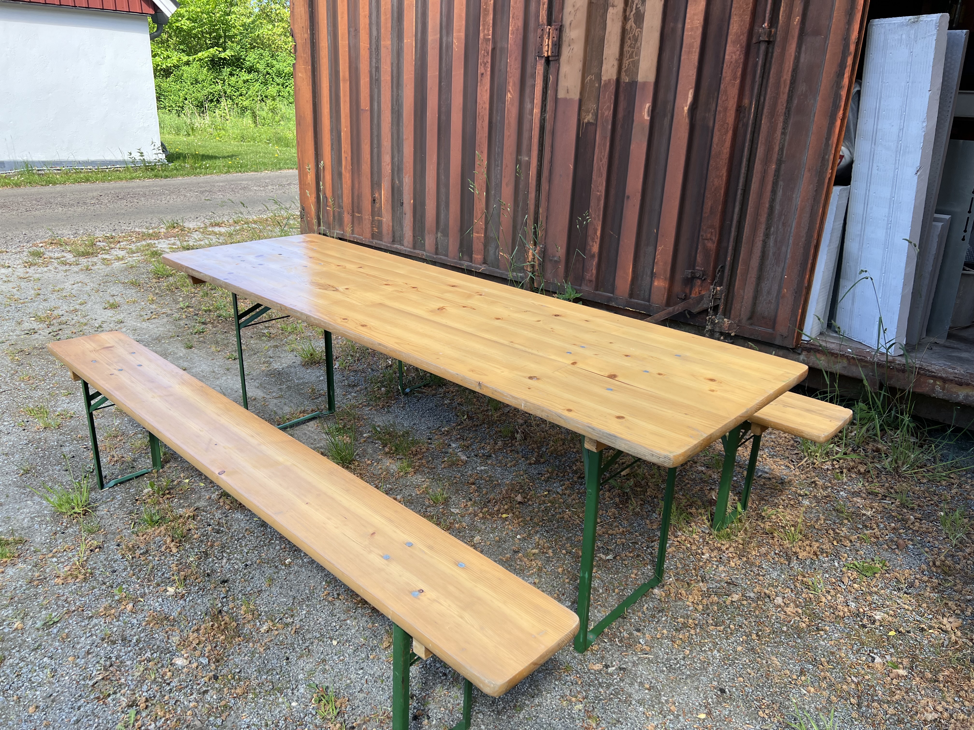 Bänkset 2 bord 4 bänkar