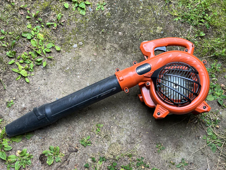 Bensindriven hitachi lövblås