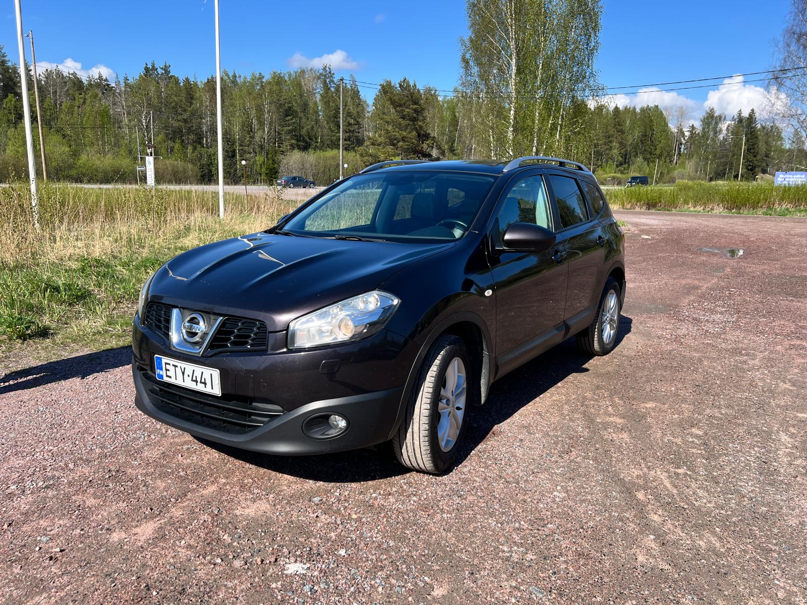 Vuokrataan siisti ja luotettava 5+2-paikkainen nissan (2012)
