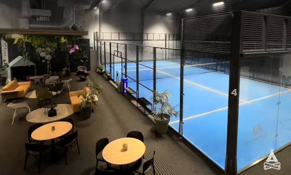 Padelhall med 5 dubbelbanor & 2 singelbanor