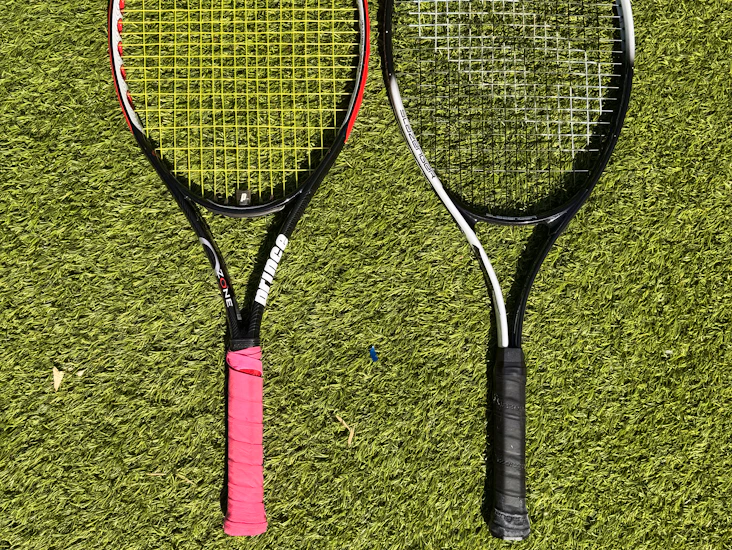 🎾 pair of tennis rackets + balls – perfect for doubles or casual play