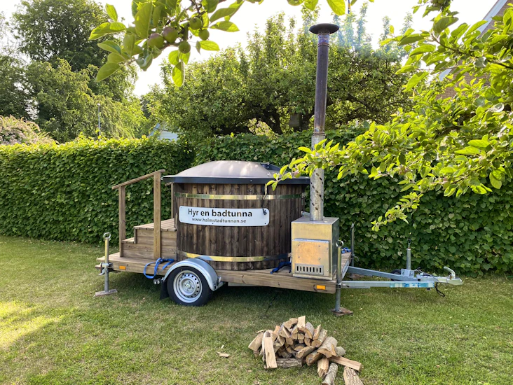 Vedeldad badtunna- utkörning ingår alltid!