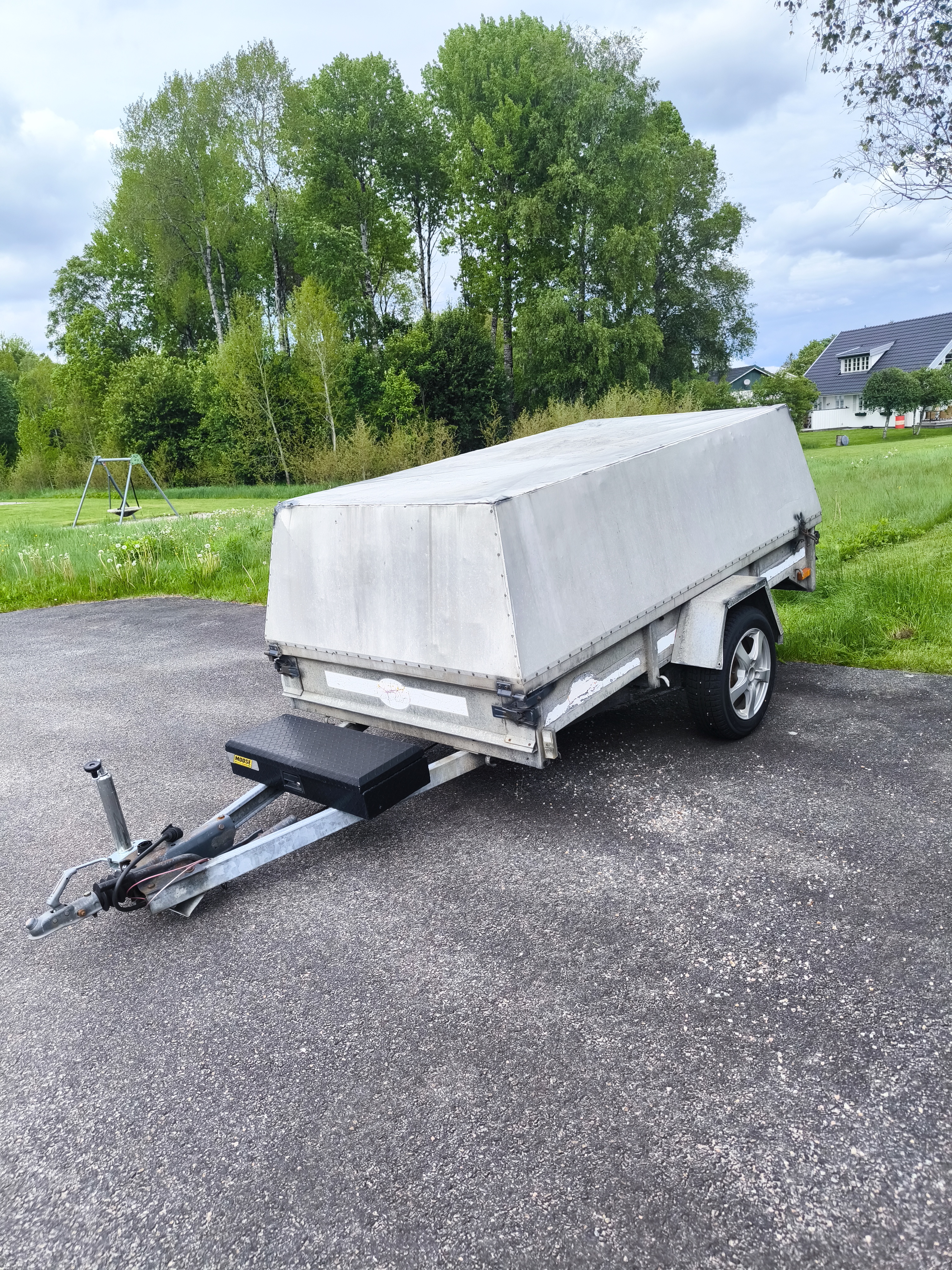 1000kg bromsat släp med kåpa 