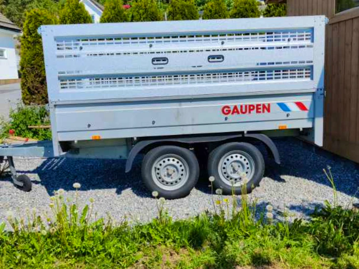 Gaupen henger med grind.