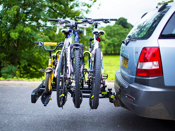 Solid hengerfestemontert sykkelstativ for 4