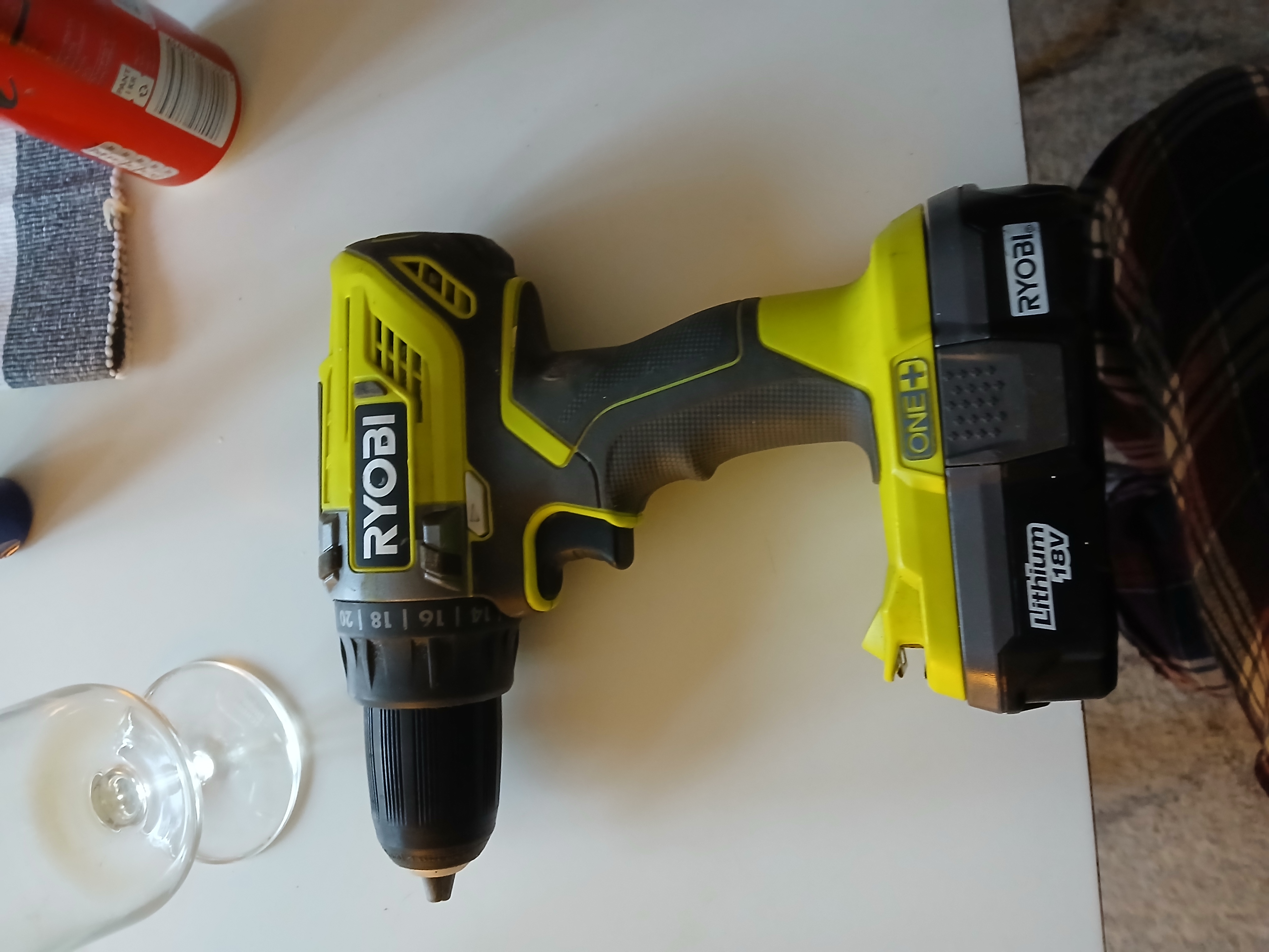 Ryobi skruvdragare med bits och borrsats