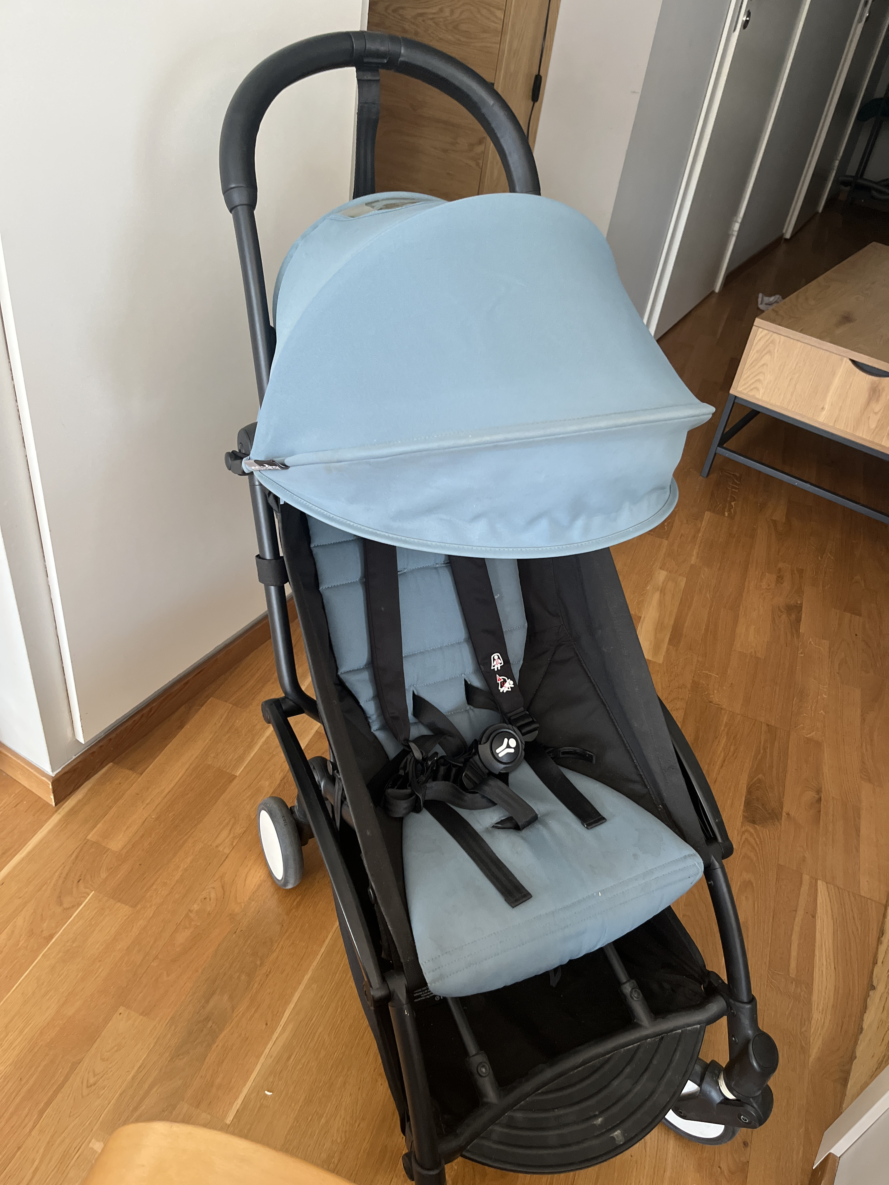 Smidig och hopfällbar resevagn/barnvagn uthyres