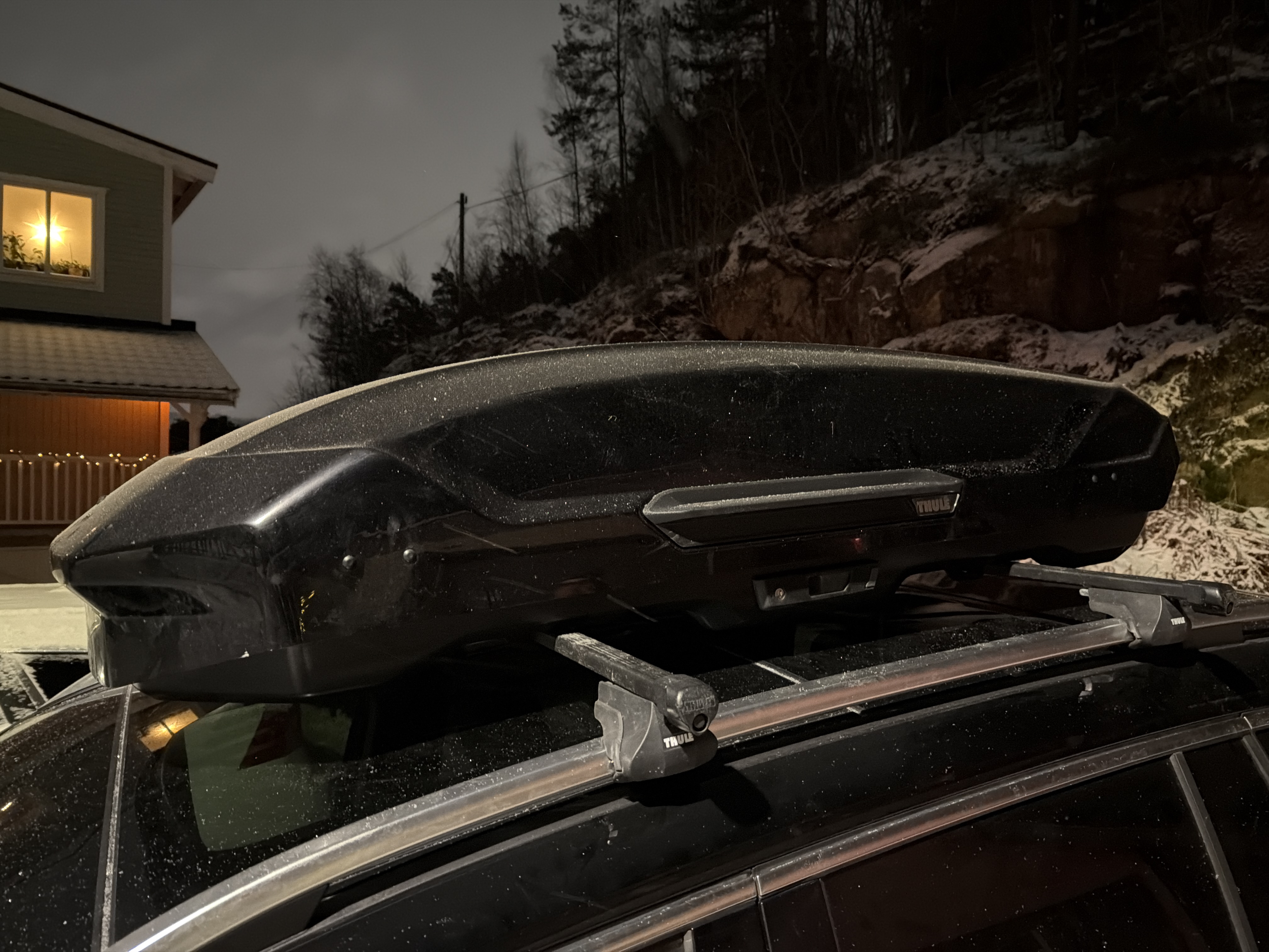 Thule motion l – rymlig & säker takbox (450 liter) med universallastbågar