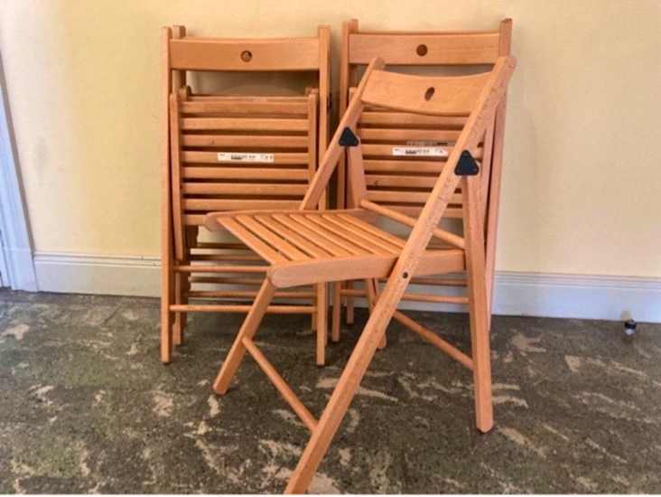 12 klappstolar + 2 bord (fällbara i trä)