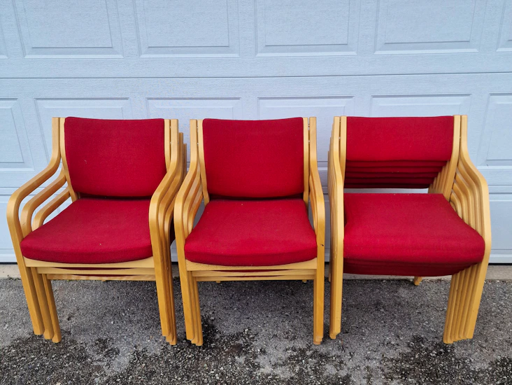 12 røde stoler, med armlene