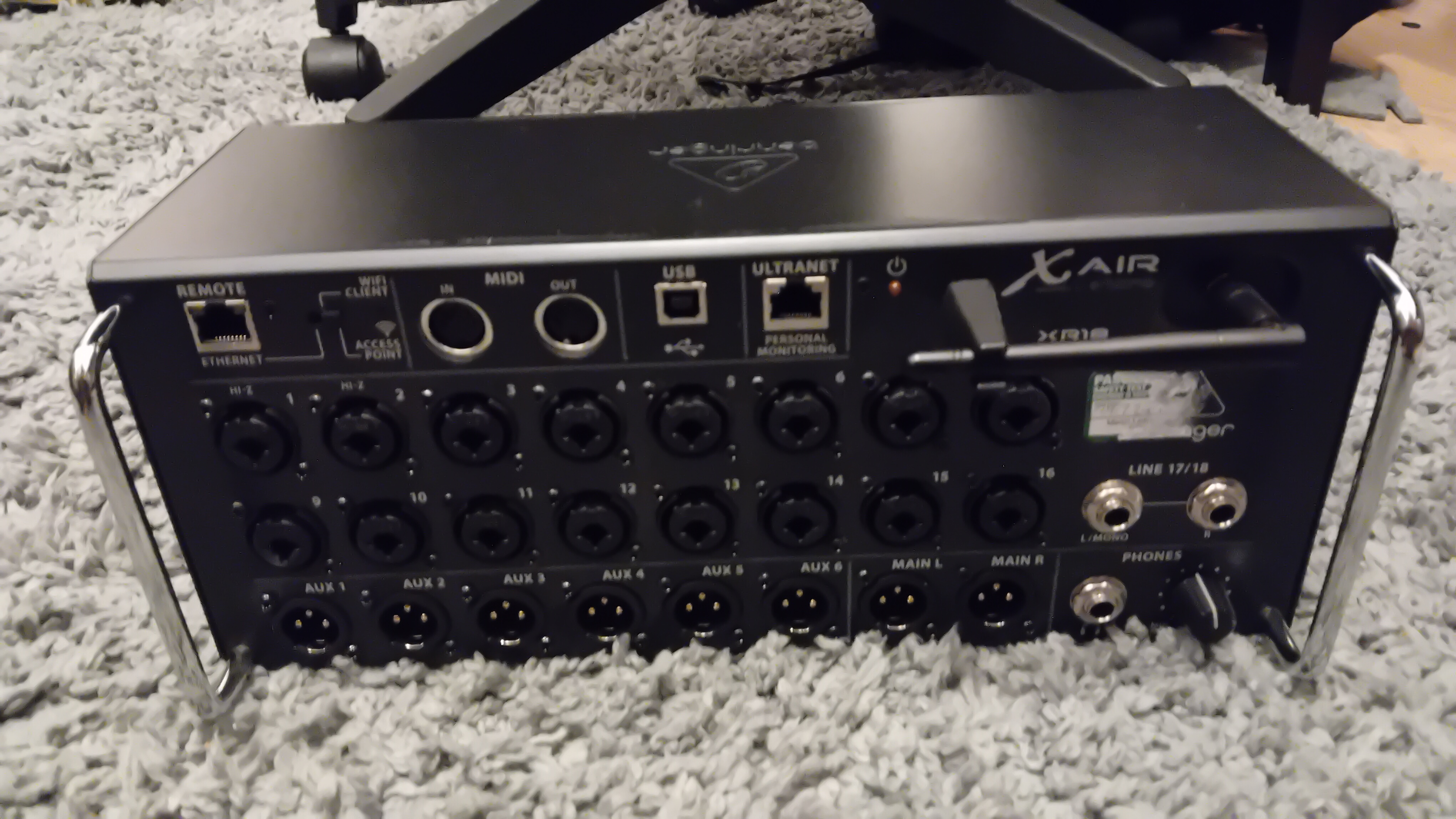 Behringer xr18 (power cable included)
