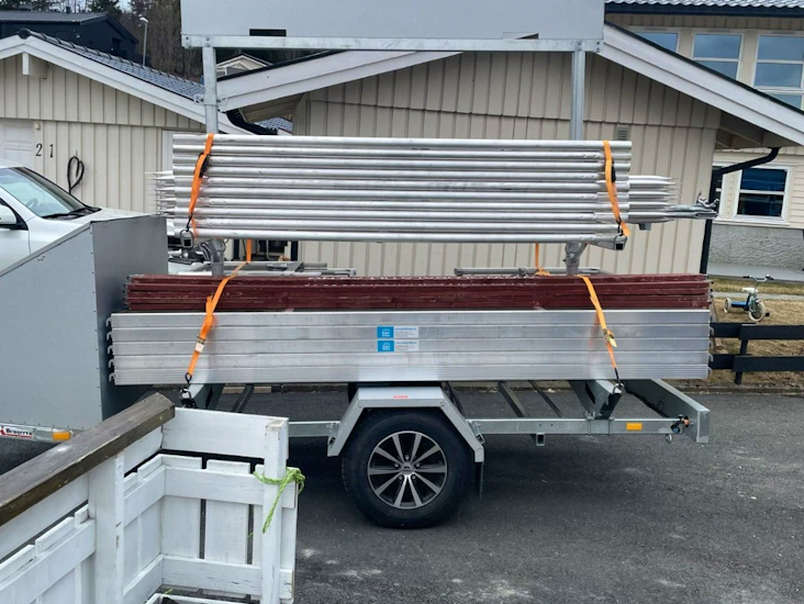 100kvm med stillas på henger leies ut!