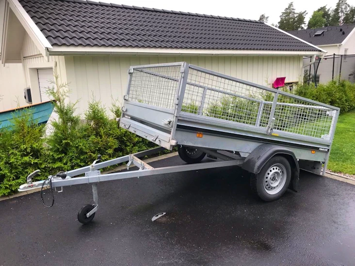 Fogelsta tippbar släpvagn med galler