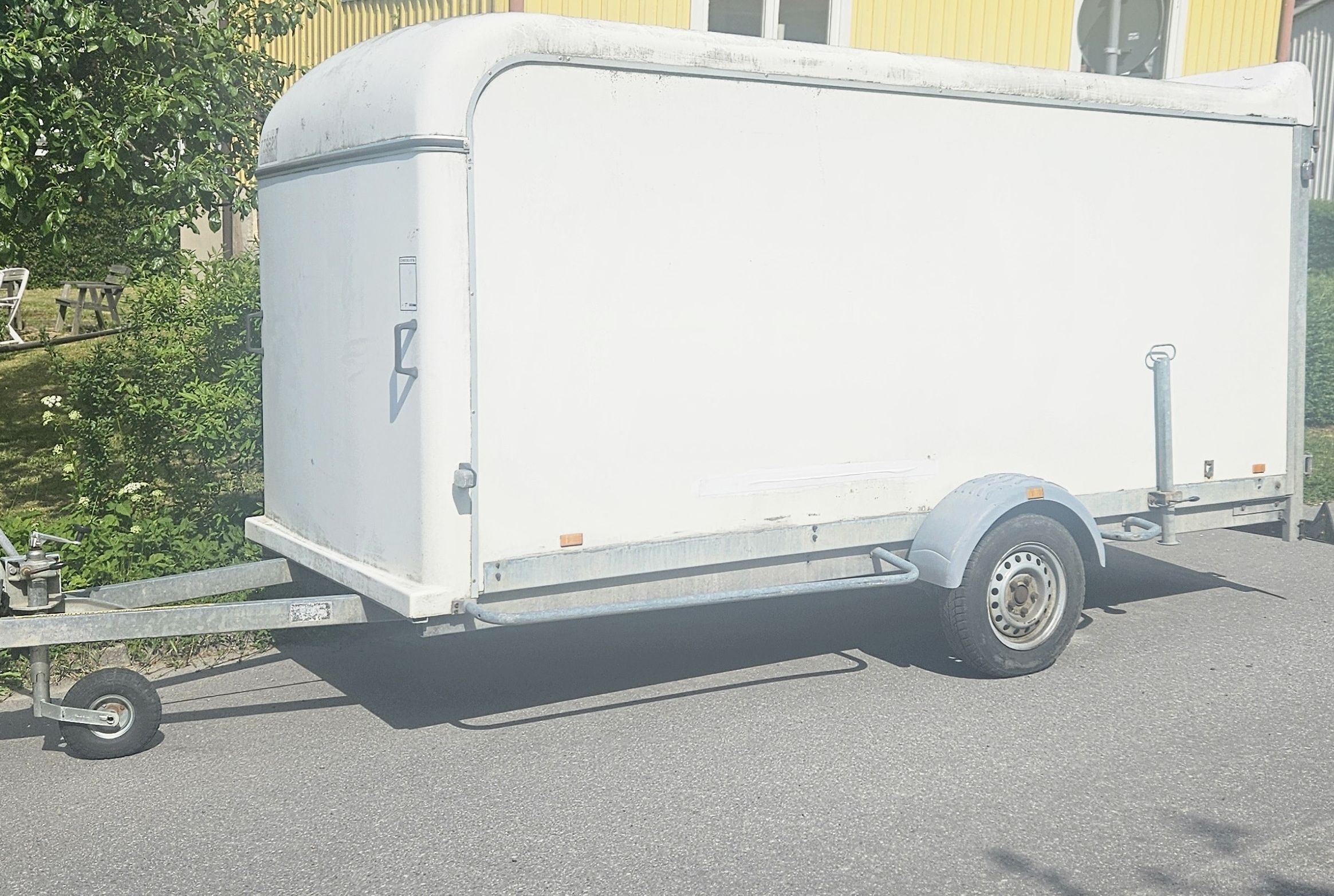 Flyttsläp, stort bromsat skåpsläp släpvagn  transportsläp trailer släp