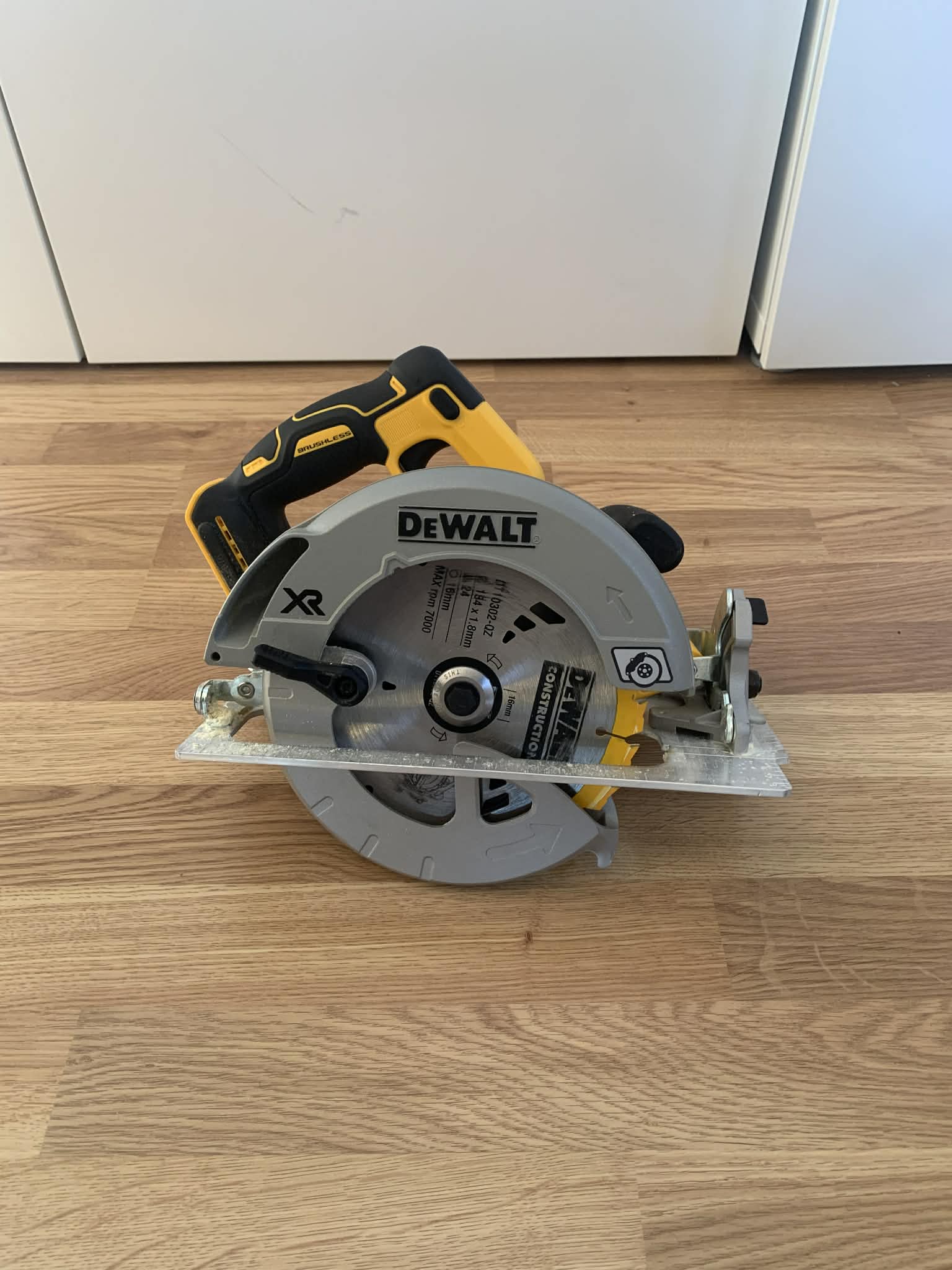 Cirkelsåg 184 mm - dewalt dcs570n-xj – 18v xr