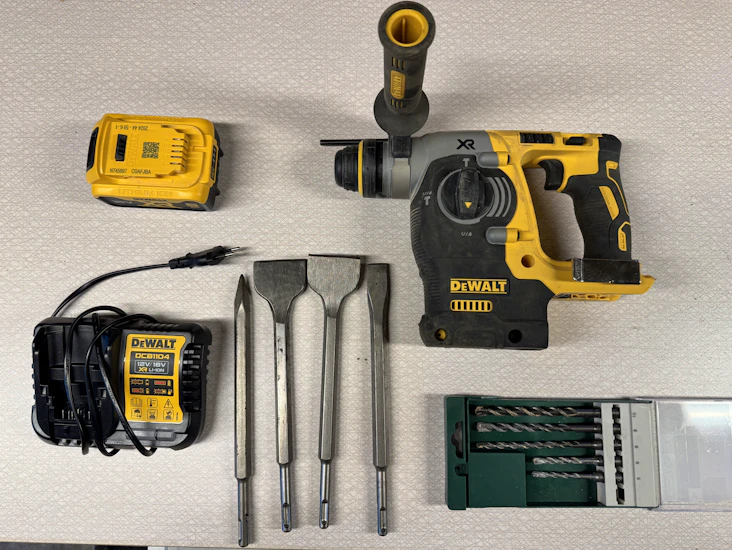 Dewalt batteridriven borrhammare, kraftfull med alla tillbehör