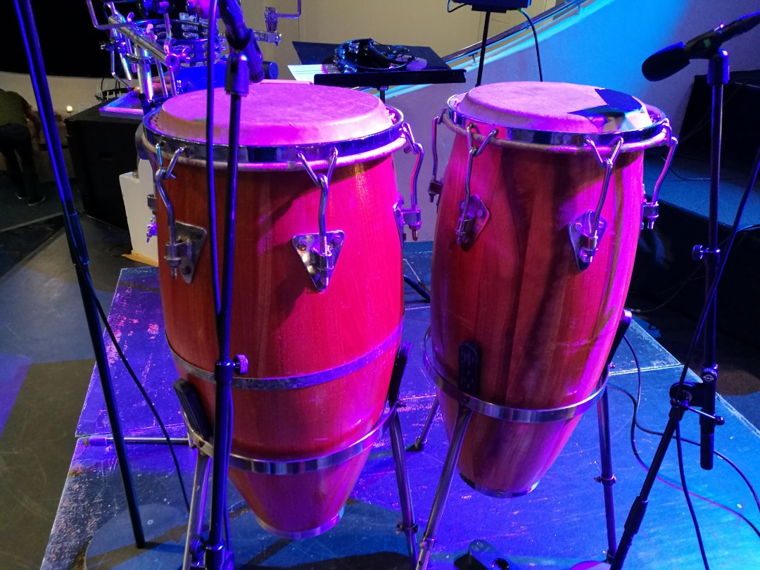 Cubanske congas med stativ og bagger