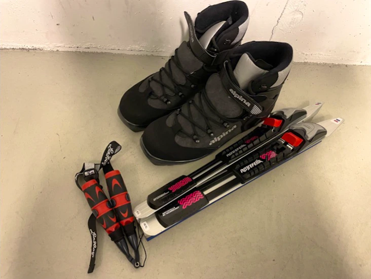 Långfärdsskridskor 48 cm med pjäxor stl 45