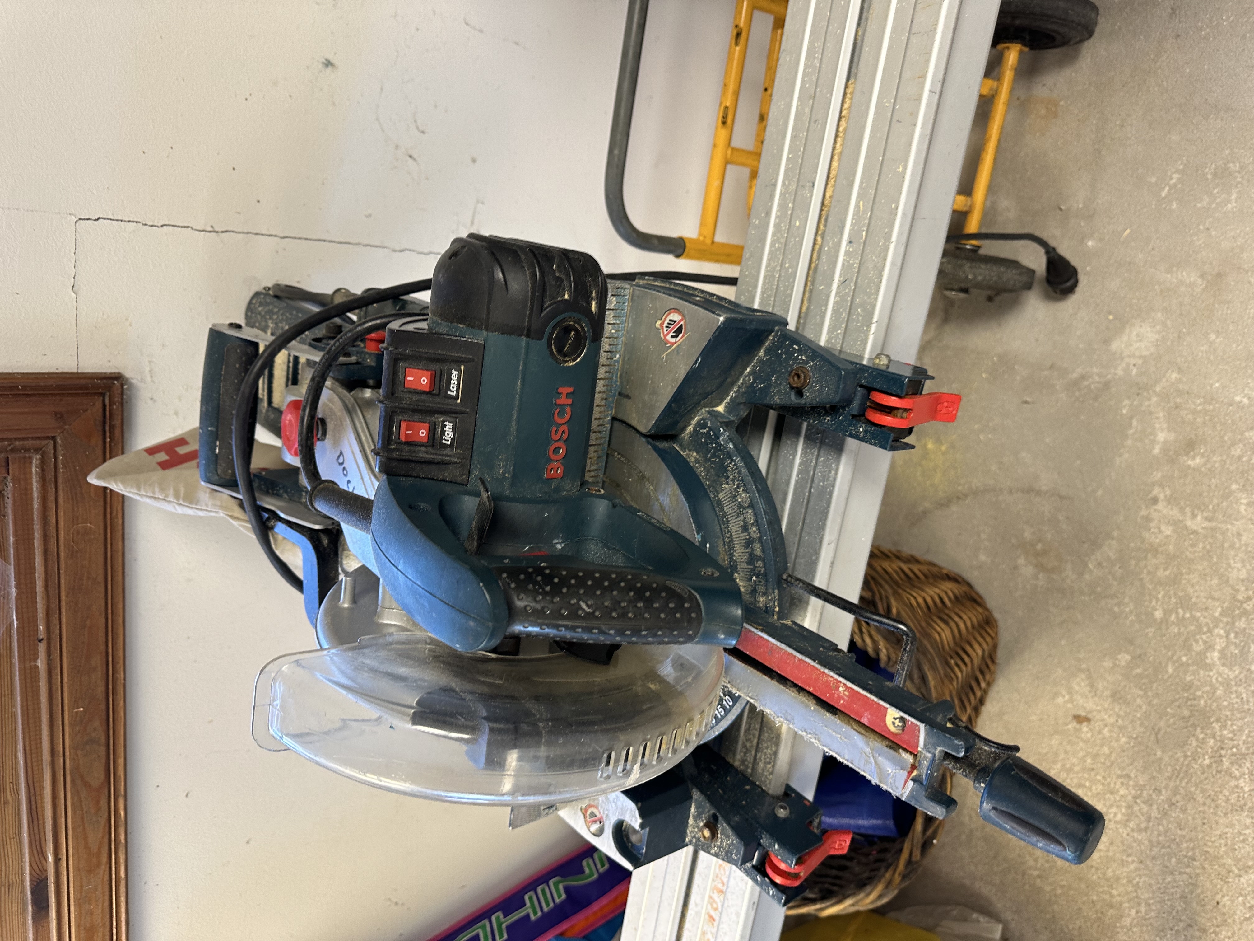 Bosch kap- & gersåg med stativ