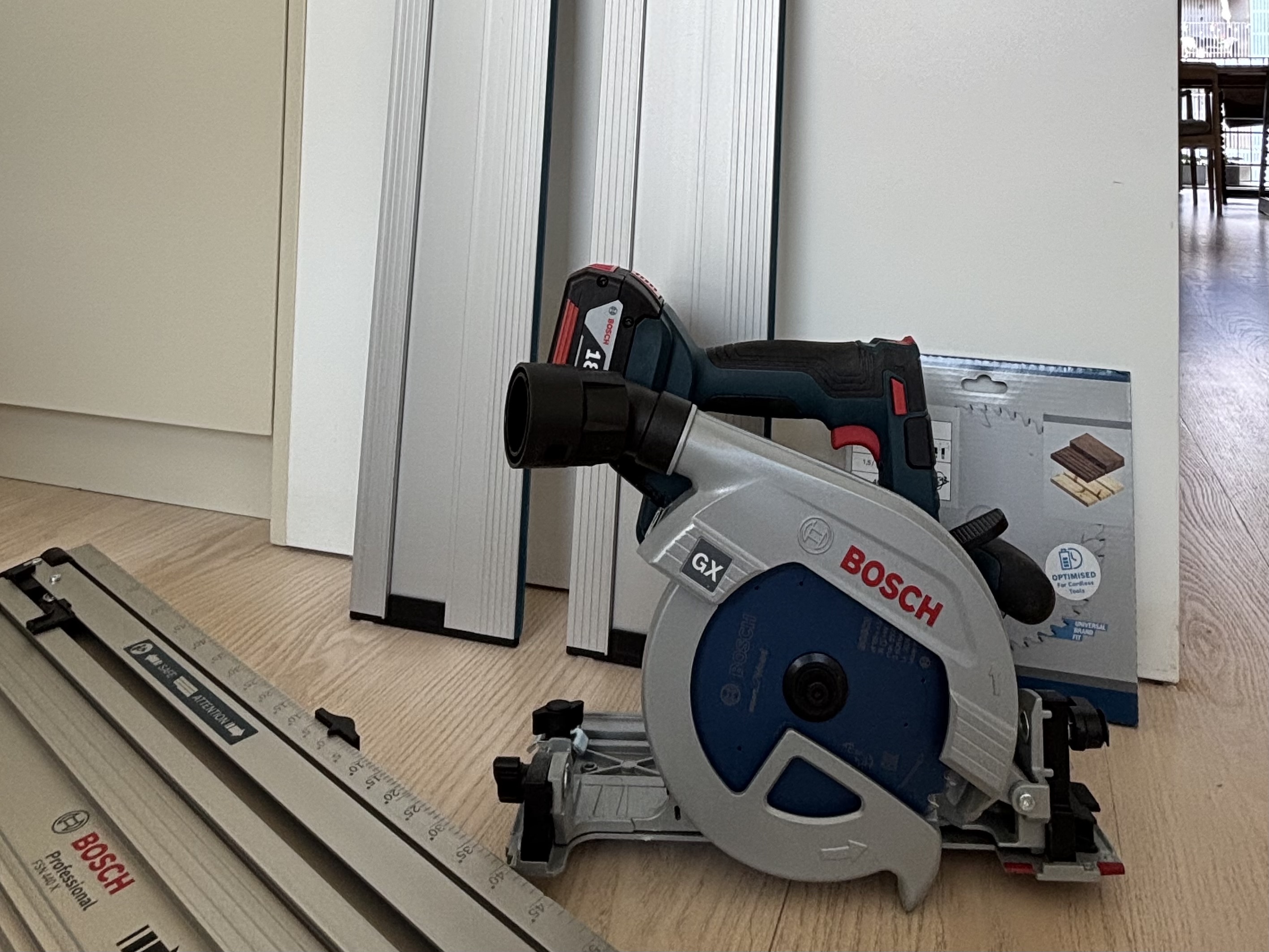 Bosch professional gks 18v-57-2 gx – cirkelsåg med 2st styrskenor och kapskena
