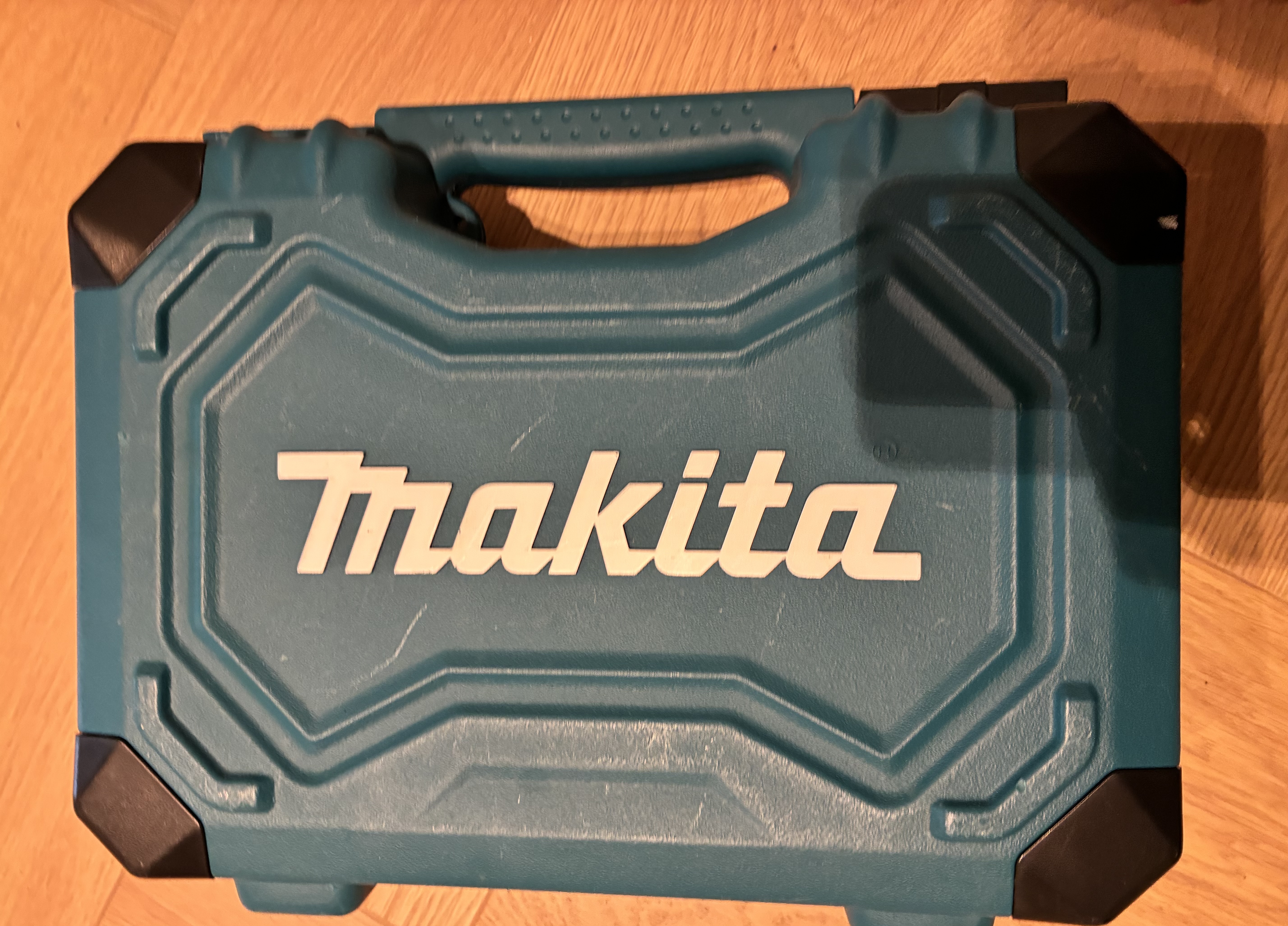Makita verktøysett med pipesett, bits, tenger og hammer.