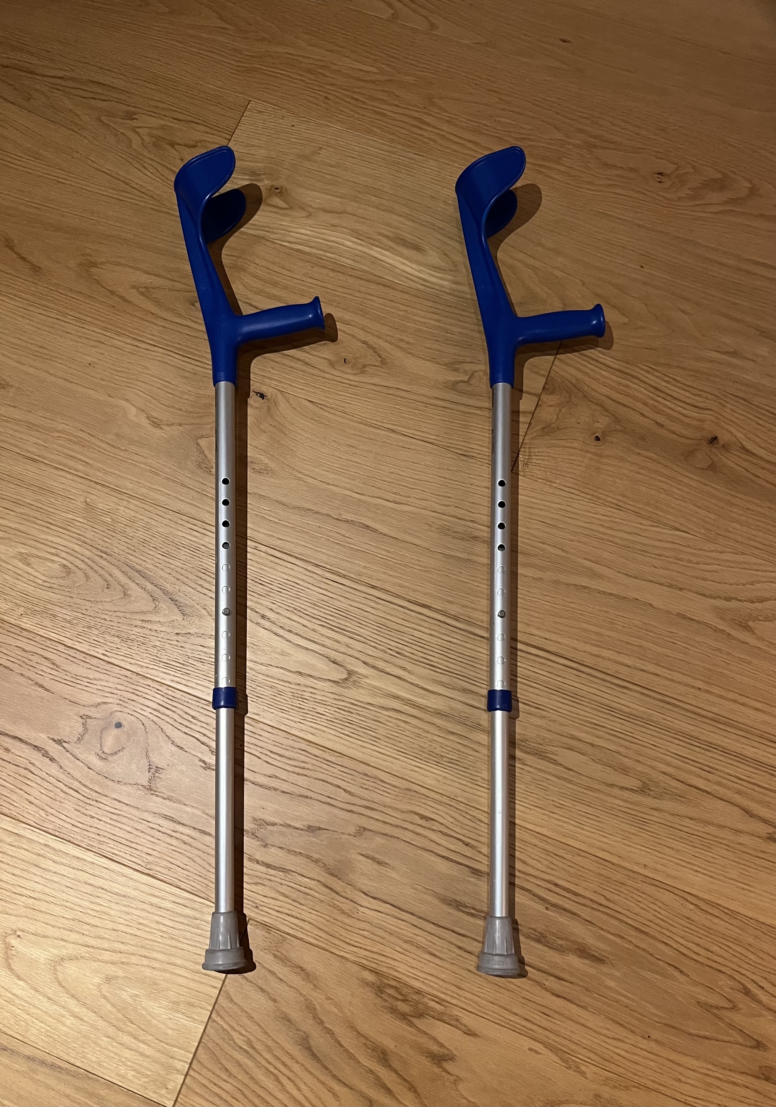 Blå barnkryckor – justerbar höjd 58–80 cm