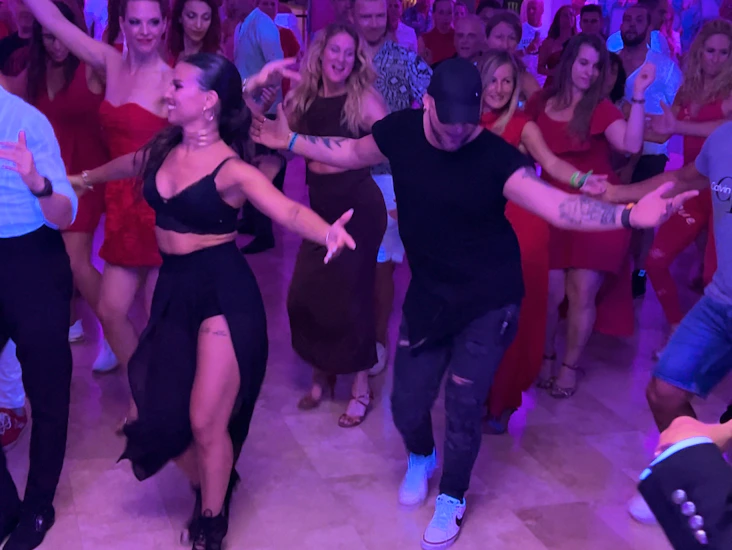 Tarvitsetko dj:tä, valoja, savukonetta, kaiuttimia tai tanssinopettajaa juhliisi tai toimintaasi!!!!!