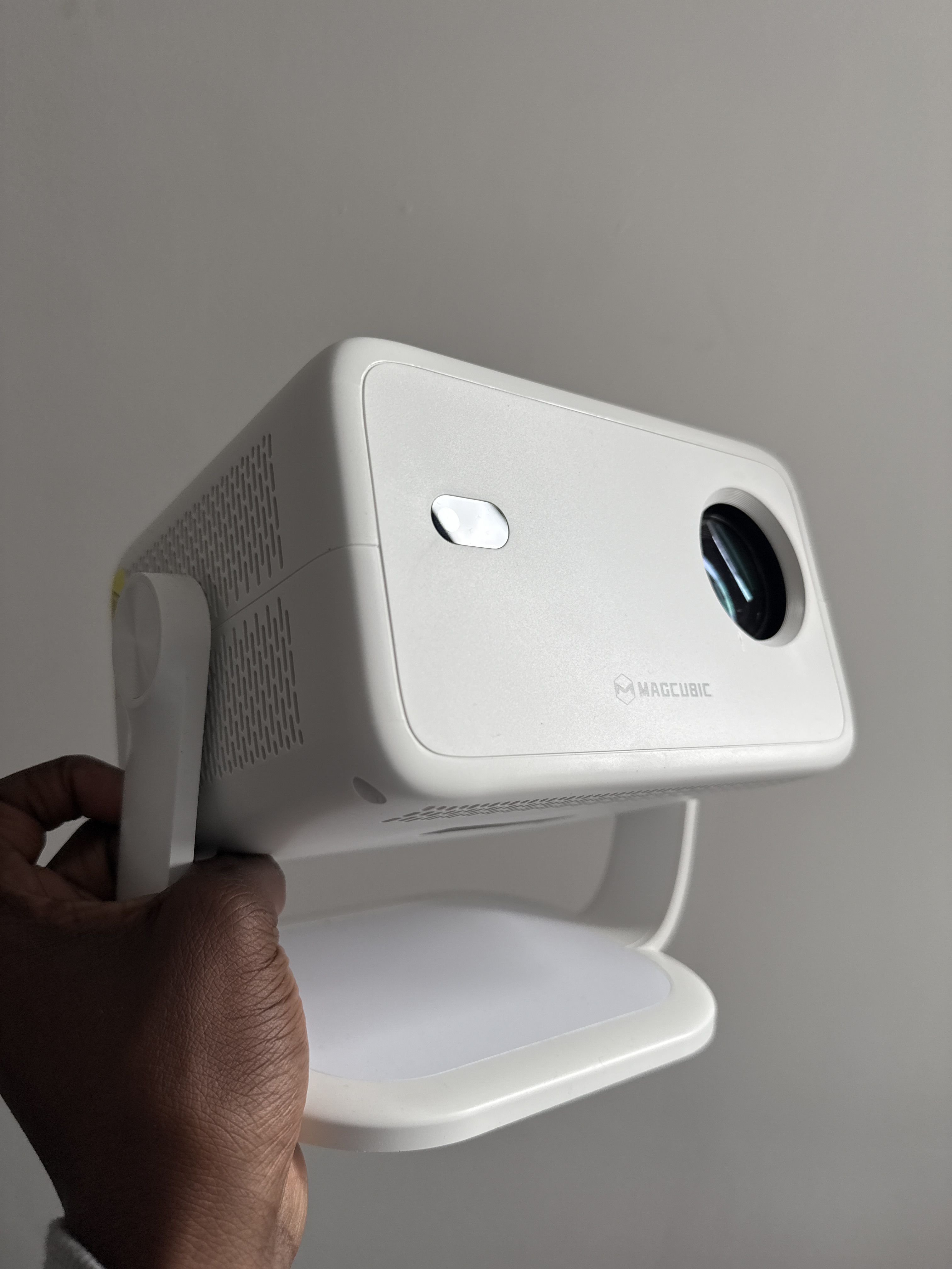 Led compact projector - mountable base